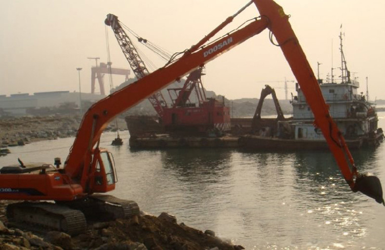 大宇挖掘机加长臂 建筑材料的得力助手与施工效率的革新者